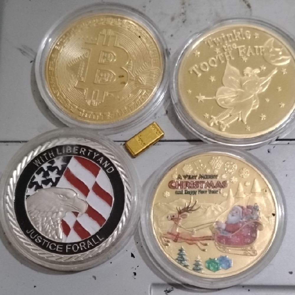 Collectible Gold Tone Commemorative Coin Lot - Patriotic & Holiday Designs